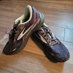 Brooks Adrenaline GTS 23 / Women's 11